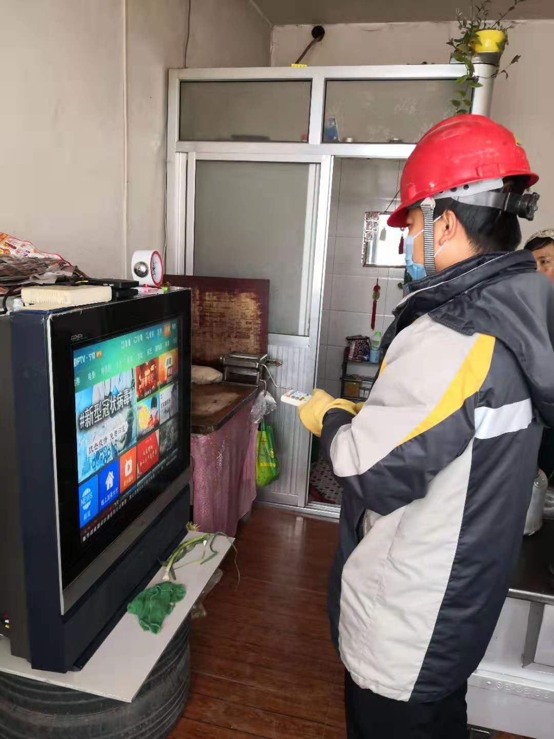 為用戶上門(mén)調(diào)測(cè)電視信號(hào).jpg