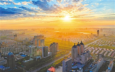     橙色——一縷陽光叫醒銀川。寧夏持續(xù)打好藍(lán)天保衛(wèi)戰(zhàn)，重點(diǎn)開展了重污染天氣消除、臭氧污染防治和柴油貨車污染治理三大攻堅(jiān)戰(zhàn)，推動(dòng)全區(qū)空氣質(zhì)量持續(xù)改善。本報(bào)記者 王猛 攝