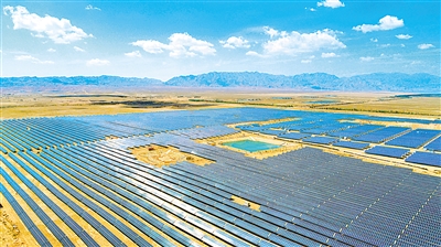     藍(lán)色——藍(lán)天白云下，賀蘭山下成片的光伏板匯聚成藍(lán)色的海洋。我區(qū)新能源裝機(jī)容量突破3000萬千瓦，成為第一大電源，2022年綠電交易規(guī)模位居國網(wǎng)第一。                                                                                             本報(bào)記者 馬楠 攝