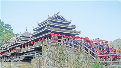     8月26日，三江侗族自治縣程陽八寨景區(qū)。程陽八寨位于三江侗族自治縣林溪鎮(zhèn)，立足中國侗族原生態(tài)旅游資源，通過旅游銷售油茶、茶葉、侗族工藝品等提高群眾收入。