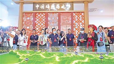     8月24日，記者一行走進“中國瑤醫(yī)藥之鄉(xiāng)”廣西來賓市金秀瑤族自治縣。