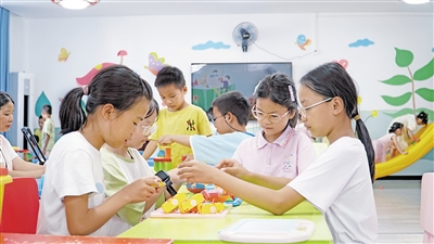     柳州市三江侗族自治縣古宜鎮(zhèn)南站社區(qū)兒童活動室，小朋友在玩游戲。