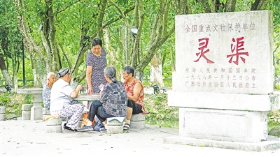     靈渠位于廣西壯族自治區(qū)桂林市興安縣，全長36.4公里，是連接長江流域和珠江流域的一條古代運河。水清岸綠渠暢景美，每年吸引游客100多萬人次。