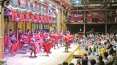     8月27日，在廣西桂林市龍勝各族自治縣龍脊鎮(zhèn)黃洛瑤寨，紅瑤姑娘表演曬紅衣，紅瑤梳長發(fā)等特色活動。黃洛瑤寨共有83戶，348人，獲評“首批中國少數(shù)民族特色村寨”。